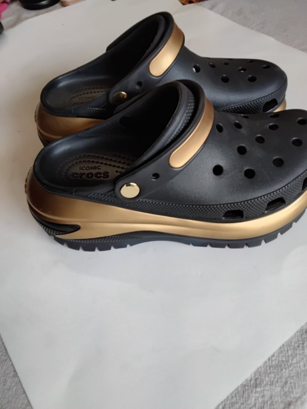 Crocs Classic Mega Crush Metallic Platform Clogs - Black/Gold (Size W10/M8 - Picture 3 of 12
